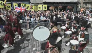 Ecosse: des manifestants anti-monarchie brandissent une pancarte pendant la procession royale