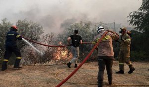 Incendies globalement sous contrôle en Grèce, violents orages en Italie