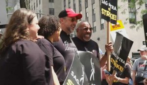 L'acteur Jason Sudeikis participe au piquet de grève devant NBC à New York