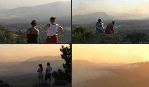 A Rhodes, les habitants se retrouvent en fin de journée pour contempler les feux de forêt