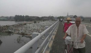 Chine : un parc de Pékin submergé par l'eau et les déchets plastiques