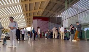 Niger : à l'aéroport de Niamey, les européens attendent les premiers vols d'évacuation