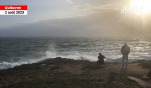 VIDÉO. À Quiberon, la tempête attire les curieux sur la côte sauvage