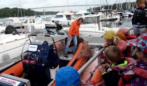 Bénodet : les enfants des Jardins des Mers de Sainte-Marine visitent la vedette SNSM