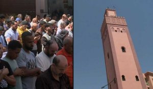 Des Marocains accomplissent la prière du vendredi à la mosquée de Marrakech