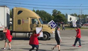 USA: manifestation devant l'usine Ford lors d'une grève inédite du syndicat de l'automobile