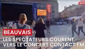 Les premiers spectateurs courent vers le concert Contact FM à Beauvais