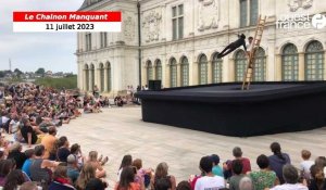 Au Festival le Chainon manquant de Laval, deux acrobates tentent de toucher les nuages