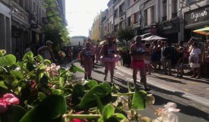 Ambiance survoltée pour la course des garçons de café à Saint-Omer