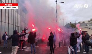 VIDEO. SCO Angers : les supporters manifestent devant le stade avant le match contre la direction du club