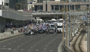 Manifestation contre la réforme judiciare: des Israéliens bloquent une grande autoroute de Tel-Aviv