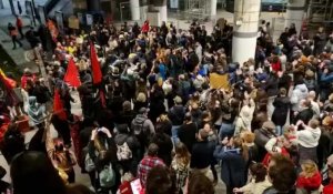 Amiens: la gare occupée par la manifestation