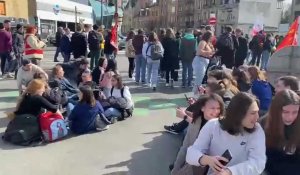 Des lycéens décident de faire un sit-in au rond point des Deux-Villes en bas du cours Briand