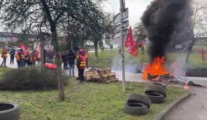 Zone de la Croisette bloquée par les manifestants à Charleville-Mézières