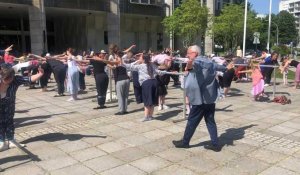 VIDÉO. Image insolite à Vannes avec un cours de danse géant devant le palais des arts