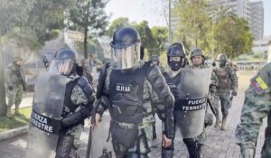 Equateur: les forces de sécurité patrouillent devant l'Assemblée nationale dissoute