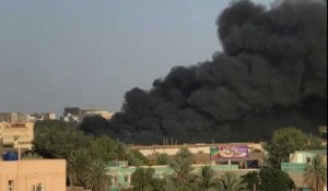 Un épais nuage de fumée au Soudan après plus d'un mois de guerre entre généraux