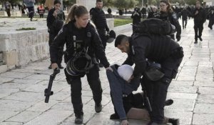 Affrontements à la mosquée d'Al-Aqsa : la police israélienne annonce 350 arrestations