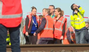 Pays-Bas : le roi néerlandais visite le site du déraillement d'un train faisant un mort