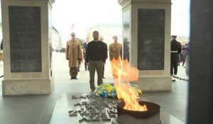 Volodymyr Zelensky se recueille sur la tombe du soldat inconnu à Varsovie