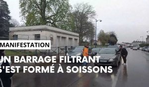 Un barrage filtrant contre la réforme des retraites sur le rond-point de la République à Soissons