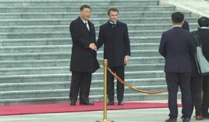 Macron accueilli par Xi Jinping lors d'une cérémonie d'État à Pékin