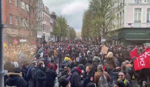 Lille : une partie des manifestants s’arrêtent face aux policiers devant le théâtre Sébastopol