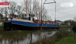 VIDÉO. Les péniches du Mans ont été remises à l'eau ce 3 avril : retour sur cette opération délicate