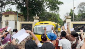 Birmanie : un bus quitte une prison après l'amnistie de plus de 2.000 prisonniers