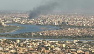 VUES AERIENNES d'une colonne de fumée au-dessus de Khartoum en proie aux combats