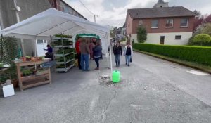 Acquin : vue d'ensemble du premier marché du village, le 29 avril 2023