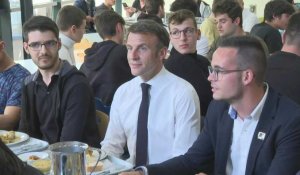 Emmanuel Macron déjeune à la cantine du lycée professionnel Bernard Palissy à Saintes