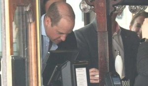 Le prince William tire une pinte de bière dans un pub de Soho à Londres