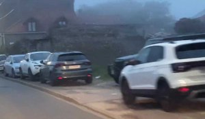Wimereux: attention de très nombreux véhicules stationnés sur le côté à Terlincthun