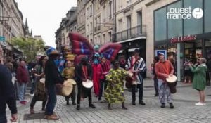VIDÉO. Des papillons et escargots géants déambulent dans les rues de Caen