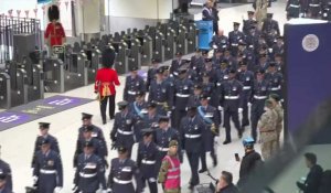 Des soldats britanniques arrivant à la gare de Waterloo pour le couronnement