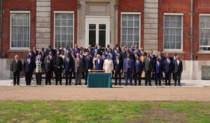 Le roi Charles III pose pour une photo avec les dirigeants du Commonwealth