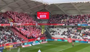 Reims - Lille : du bruit et des couleurs dans le parcage des supporters lillois