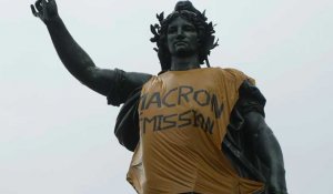 1er-Mai: une chasuble "Macron démission" installée sur la statue de la place de la République