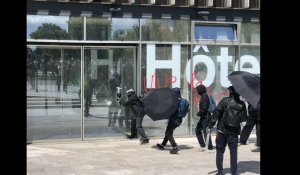 VIDÉO. Manifestation du 1er-Mai : l'hôtel de ville d'Angers dégradé par des casseurs