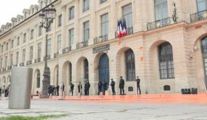 Paris: le ministère de la Justice et le Ritz recouverts de peinture orange