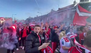 Football: les supporters de Valenciennes accueillent le bus des joueurs avant le match contre Grenoble