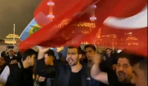Célébrations dans les rues d'Istanbul après la victoire d'Erdogan