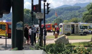 Attaque au couteau à Annecy: arrivée des services de secours, les abords du parc bouclés