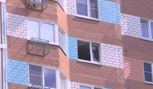 Russie: images d'une fenêtre d'immeuble endommagée après une rare attaque de drones sur Moscou