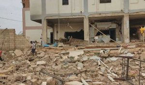 Des Soudanais inspectent les ruines d'une maison bombardée à Khartoum
