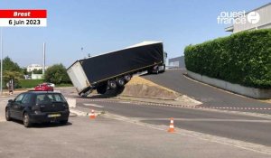 VIDÉO. Un camion en fâcheuse posture après avoir glissé d'un talus, à Brest
