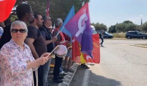 Nîmes-Garons: une casserolade en marge de la venue du président de la République, sur le tarmac de la base de la sécurité civile  