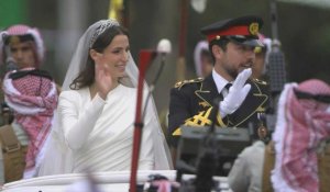Jordanie/mariage royal: le prince héritier Hussein et Rajwa al-Saif saluent les foules