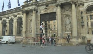 Bordeaux: début des travaux pour démonter la porte incendiée de l'hôtel de ville